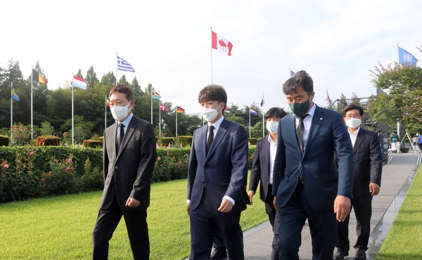 이준석 국민의힘 당 대표가 6·25전쟁 발발 72주년을 하루 앞둔 24일 부산 남구 유엔기념공원은 방문, 유엔군 전몰장병묘역을 참배한 뒤 이동하고 있다. 2022.06.24 / 사진=[뉴시스]