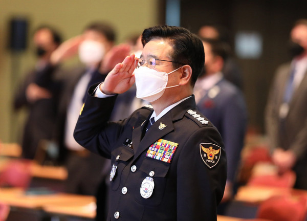 김창룡 경찰청장이 20일 경기 일산 킨텍스 1전시관 그랜드볼룸에서 열린 2022 대테러 고위급 국제 심포지엄에 참석해 국기에 대한 경례를 하고 있다.2022.04.20 / 사진=[경찰청 제공]