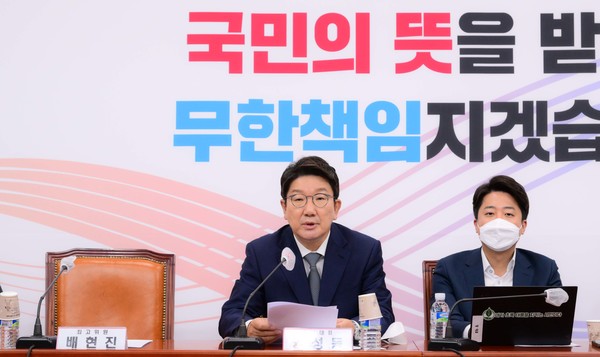 권성동(왼쪽) 국민의힘 원내대표가 27일 오전 서울 여의도 국회에서 열린 최고위원회의에서 발언을 하고 있다. 늦게 회의에 참석한 배현진 최고위원의 자리가 비어 있다.2022.06.27 / 사진=[공동취재사진]