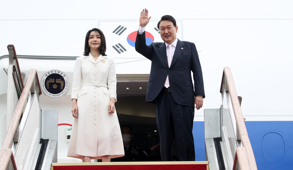 나토(NATO·북대서양조약기구) 정상회의 참석차 스페인 마드리드를 방문하는 윤석열 대통령과 부인 김건희 여사가 27일 경기도 성남 서울공항에서 공군1호기 탑승 전 손을 흔들어 인사하고 있다. 2022.06.27 / 사진=[뉴시스]