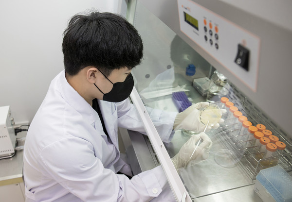 삼성전자 연구진이 에코라이프랩에서 시료를 분석하고 있다 (사진 = 삼성전자 제공)