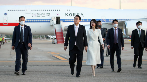 윤석열 대통령과 부인 김건희 여사가 27일(현지시간) 마드리드 바라하스 국제공항에 도착해 도보로 이동하고 있다. 2022.06.28 / 사진=[뉴시스]