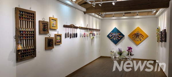 운현궁 기획전시실에서 임지연 작가 개인전 작품이 화려함을 보여주고 있다(사진=정경호 기자)