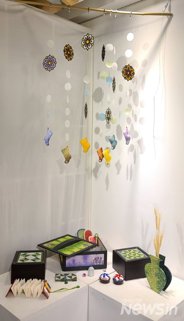 공예 작품들이 아기자기함을 표현하고 있는 줌츼 공예(사진=정경호 기자)
