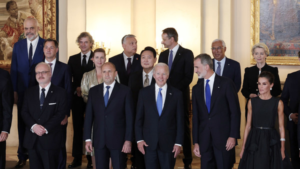 윤석열 대통령이 28일(현지시간) 마드리드 왕궁에서 열린 스페인 국왕 내외 주최 갈라 만찬에서 기념촬영하고 있다. 2022.06.29 / 사진=[뉴시스]