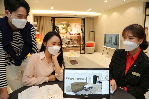 한샘리하우스 RD가 홈플래너2.0 프로그램을 사용해 3D 설계 상담을 하고 있는 모습 (사진 = 한샘 제공)