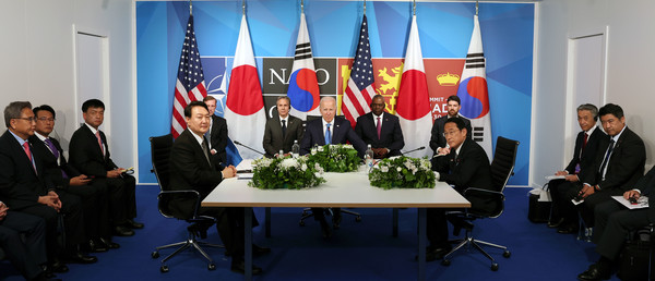 윤석열 대통령이 지난 29일(현지시간) 마드리드 이페마(IFEMA)에서 조 바이든 미국 대통령, 기시다 후미오 일본 총리와 한미일 정상회담을 하고 있다.2022.06.30 / 사진=[대통령실 제공]