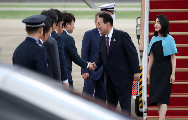 3박 5일간의 스페인 마드리드 방문 일정을 마친 윤석열 대통령이 1일 경기도 성남 서울공항에 도착해 이준석 국민의힘 대표와 인사하고 있다. 2022.07.01 / 사진=[뉴시스]