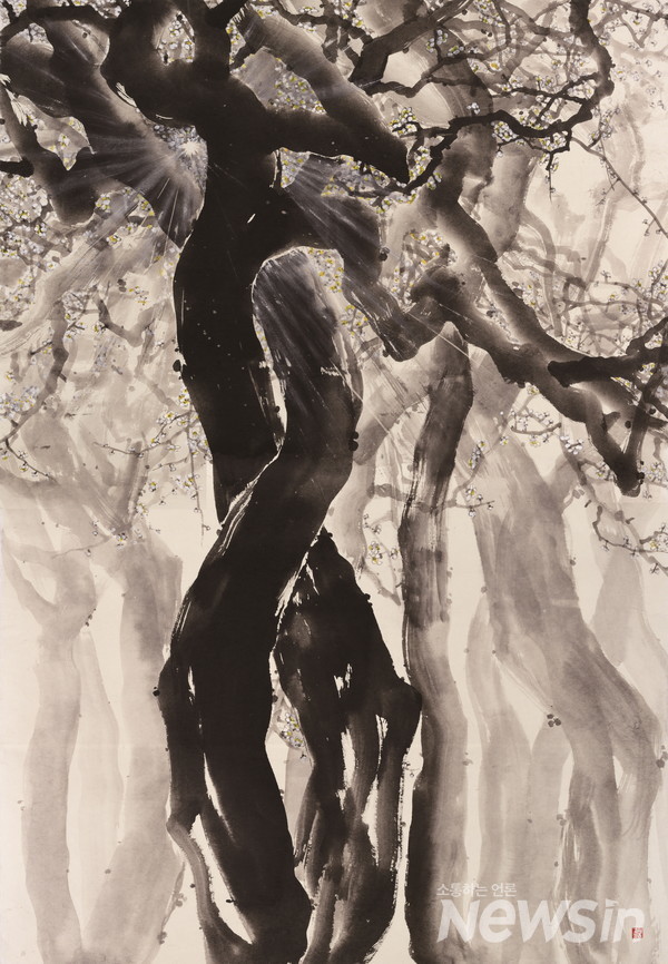 [생명의 약동], 숲이 숨쉬는 공간은 자유요 평화다. 이 믿음에 희망과 번영의 꿈을 담아 기쁨의 에너지로 표현했다. 이 매혹적인 열정의 빛은 또 하나의 빛이 아닌 전혀 새로운 '람바의빛'이다. (사진제공=정응균 화실)