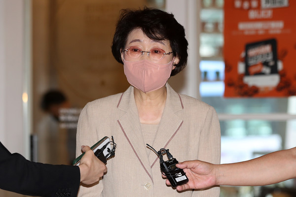 김승희 보건복지부 장관 후보자가 30일 오후 서울 서대문구 국민연금공단빌딩에 마련된 청문회 준비사무실로 출근하며 취재진 질의에 답변하고 있다. 2022.05.30 / 사진=[뉴시스]