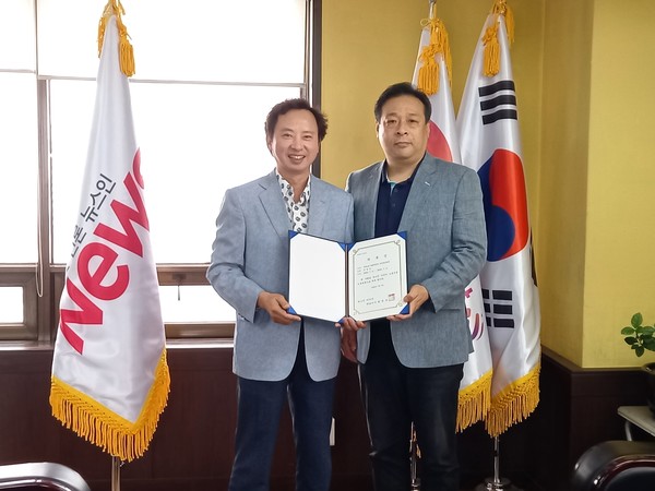 왼쪽부터 뉴스인 미디어 최명규 대표와 한국노총 서울지역본부 문병일 수석상임부의장이 위촉식을 마치고 기념사진을 촬영하고 있다 (사진 = 김기현 기자)