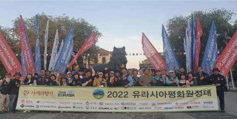 - 위 사진: 블라디보스톡 시내 광장에서 퍼포먼스를 하는 유라시아평화원정대