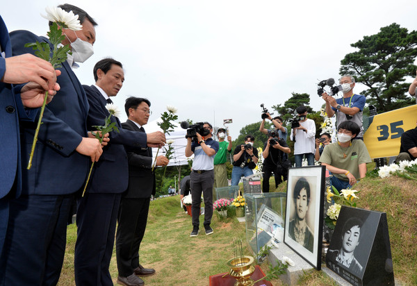 우상호 더불어민주당 비대위원장과 강기정 광주시장이 5일 오후 광주 북구 망월동 민족민주열사묘역에서 열린 35주기 이한열 열사 추모식에서 헌화하고 있다. 2022.07.05 / 사진=[뉴시스]