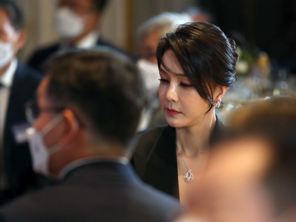 윤석열 대통령 부인 김건희 여사가 29일(현지시간) 마드리드 한 호텔에서 열린 스페인 동포 초청 만찬간담회에서 윤 대통령의 격려사를 듣고 있다. 2022.06.30 / 사진=[뉴시스]