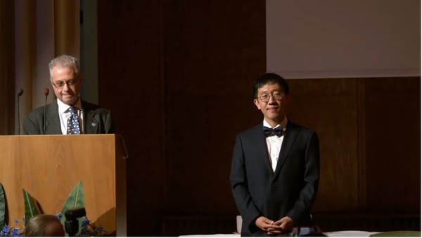 허준이 프린스턴대 교수가 5일 핀란드 헬싱키에서 개최된 필즈상 시상식에서 상을 받고 있다.2022.07.05 / 사진=[행사 중계 홈페이지 캡처]