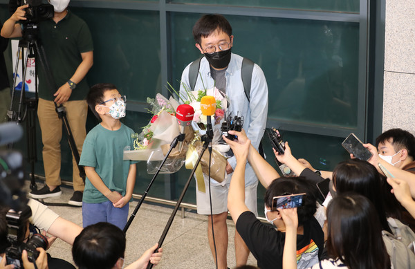 한국인 최초 필즈상을 수상한 허준이 미국 프린스턴대 교수 겸 한국 고등과학원 수학부 석학 교수가 8일 인천국제공항 제1터미널을 통해 입국, 소감을 밝히고 있다. 필즈상은 수학계의 노벨상으로 불린다. 2022.07.08 / 사진=[뉴시스]
