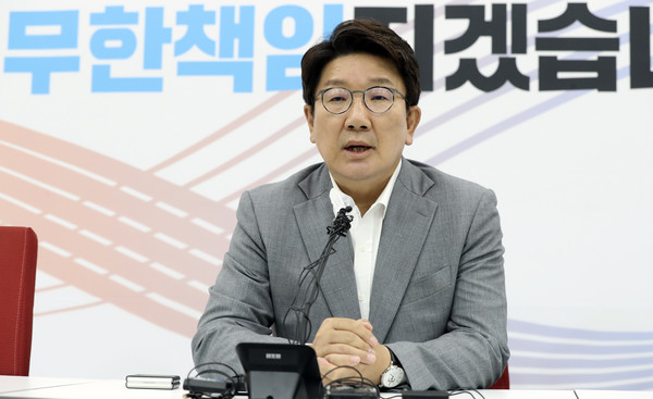 권성동 국민의힘 원내대표가 8일 오후 서울 여의도 국회 원내대표실에서 최고위원들과 비공개 면담 후 브리핑을 하고 있다. 2022.07.08 / 사진=[뉴시스]