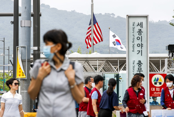 조 바이든 미국 대통령이 유세 도중 총격을 받아 숨진 아베 신조 전 일본 총리를 애도하며 주미 일본대사 관저를 방문, 백악관과 미국 공공건물·부지, 군사 초소 및 해군 기지·선박, 미국 등에 조기 게양을 지시한 9일 오후 서울 종로구 주한미국대사관에 조기가 게양되어 있다. 2022.07.09.