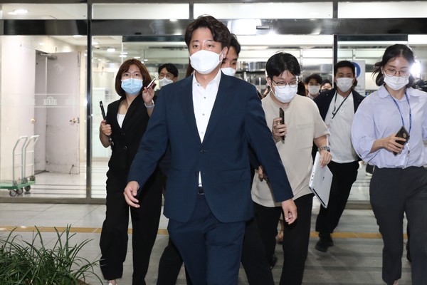 이준석 국민의힘 대표가 8일 오전 서울 여의도 국회 국민의힘 대회의실에서 열린 당 중앙윤리위원회에 출석해 소명을 마친 후 국회를 나서고 있다.2022.07.08 / 사진=[공동취재사진]