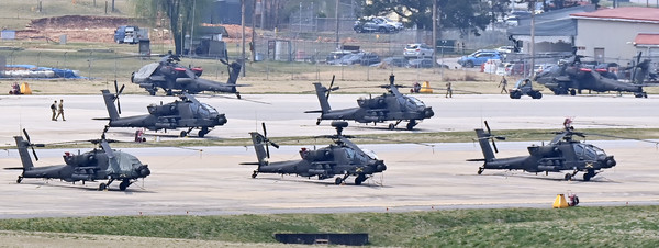 한미연합훈련이 시작된 18일 경기도 평택시 캠프 험프리스에 미군 헬기가 계류돼 있다. 이번 훈련은 전쟁 발발 상황을 가정한 방어(1부)와 반격(2부) 등의 시나리오를 바탕으로 시행하는 컴퓨터 시뮬레이션 방식의 지휘소연습(CPX)으로 진행되며 실제 장비와 병력은 동원되지 않는다. 2022.04.18 / 사진=[뉴시스]
