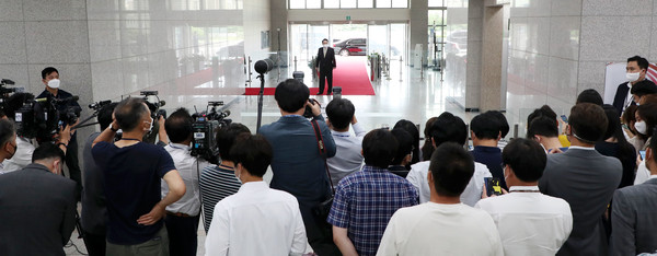 윤석열 대통령이 12일 서울 용산 대통령실 청사로 출근하며 취재진 질문에 답하고 있다. 2022.07.12.