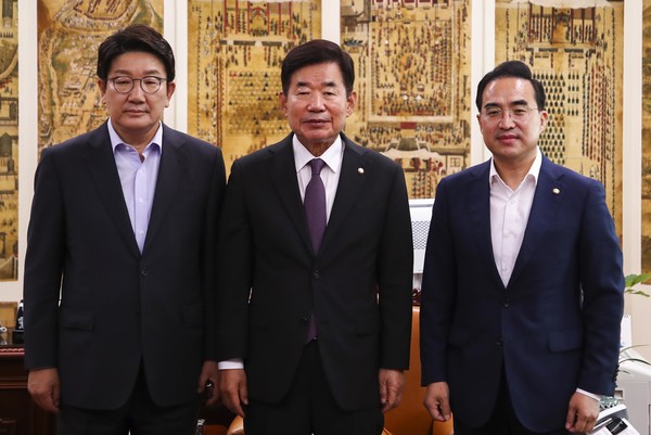 권성동(왼쪽) 국민의힘 당대표 직무대행 겸 원내대표와 박홍근(오른쪽) 더불어민주당 원내대표가 12일 오전 서울 여의도 국회의장실에서 김진표(가운데) 국회의장 주재로 회동하며 기념촬영을 하고 있다.2022.07.12 / 사진=[공동취재사진]