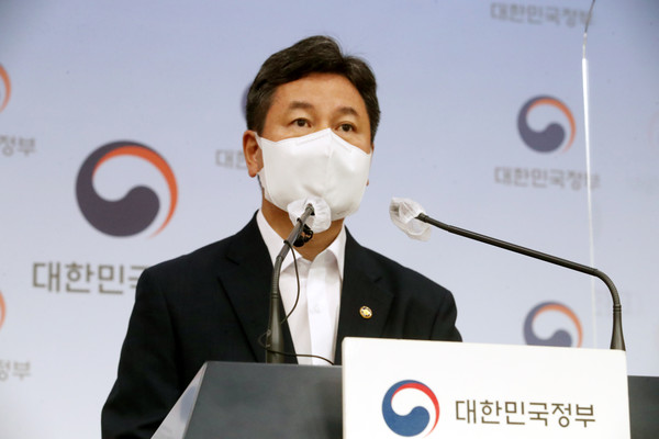 한창섭 행정안전부 차관이 12일 오전 서울 종로구 정부서울청사 별관에서 정부 인력운영 방안 브리핑을 하고 있다. 이날 한창섭 차관은 최근 민생경제의 어려움과 행정환경 변화 등을 감안해 향후 5년간의 정부 인력 효율화 방안을 마련하여 추진할 예정이라고 밝혔다. 2022.07.12.