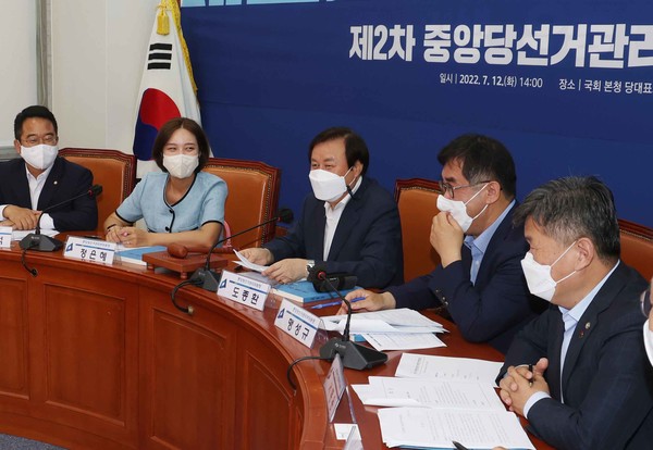 도종환 더불어민주당 중앙당선거관리위원장이 12일 서울 여의도 국회에서 열린 위원회 2차 회의를 진행하고 있다.2022.07.12 / 사진=[공동취재사진]