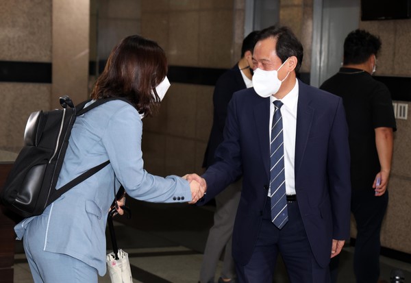 우상호 더불어민주당 비상대책위원장과 박지현 전 비상대책원장이 13일 서울 여의도 한 식당에서 점심을 마친 뒤 헤어지며 악수하고 있다.2022.07.13 / 사진=[공동취재사진]