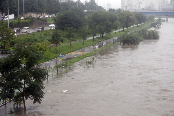서울시는 한강 상류에 내린 비로 팔당댐 방류량이 증가함에 따라 한강 수위가 상승해 14일 오전 9시 부로 잠수교를 통제한다고 밝혔다. 사진은 13일 서울 중랑교 인근 중랑천이 집중호우로 인해 불어나 있다. 2022.07.13