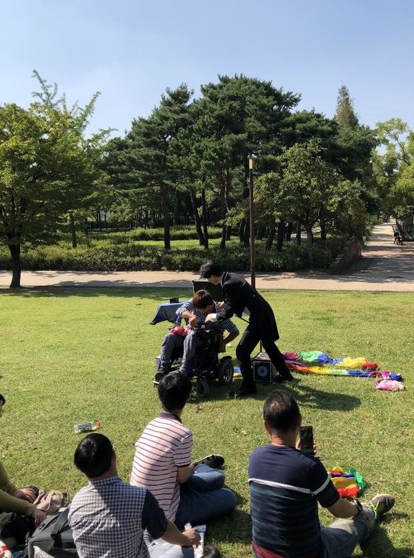 국경없는마술사회 최정한 상임대표가 공연을 진행하고 있다 (사진 = 국경없는마술사회 제공)