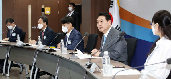 윤석열 대통령이 14일 서울 중구 한국프레스센터에서 열린 제2차 비상경제민생회의를 주재하고 있다. 2022.07.14 / 사진=[뉴시스]