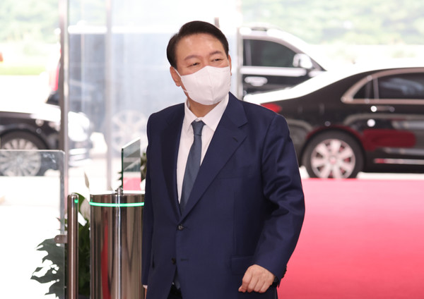 윤석열 대통령이 18일 서울 용산 대통령실 청사로 출근하며 취재진 질문에 답하고 있다.2022.07.18 / 사진=[대통령실통신사진기자단]