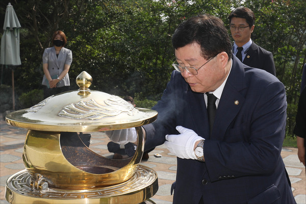 당대표 출마에 나선 설훈 더불어민주당 의원이 18일 오전 서울 동작구 국립서울현충원 김대중 대통령 묘소를 찾아 참배를 하고 있다. 2022.07.18 / 사진=[국회사진기자단]