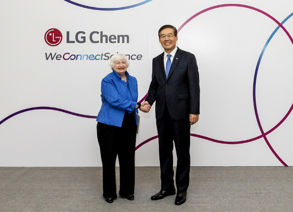 왼쪽부터 재닛 옐런 미 재무부 장관과 신학철 LG화학 부회장이 전지 소재 공급망 협력을 논의했다 (사진 = LG화학 제공)