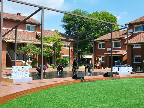 - 위 사진: 용산공원 부분개방부지에서 열린 퓨전국악 한마당(비보이)