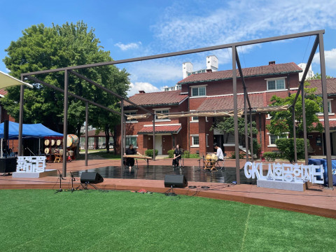 - 위 사진: 용산공원 부분개방부지에서 열린 퓨전국악 한마당(경기시나위)