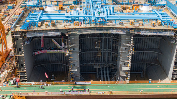 지난 13일 경남 거제시 대우조선해양 옥포조선소에서 대우조선해양 하청노동자들이 도크를 점거한 채 농성을 벌이고 있다. 2022.07.14 / 사진=[대우조선해양 제공]