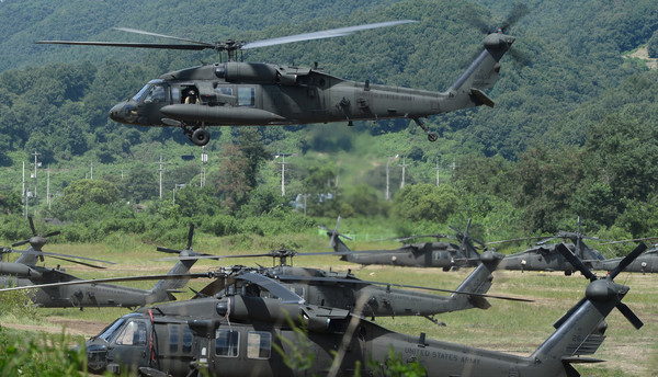 북한이 평양 순안일대에서 중거리급 이상으로 추정되는 탄도미사일 1발을 동쪽방향 일본상공을 지나 북태평양 해상으로 발사한 29일 오후 경기 파주시 접경지역에서 한미 연합 훈련인 을지프리덤가디언(UFG) 훈련에 참가한 주한 미군 블랙호크 헬기가 기동하고 있다. 합동참모본부는 북한이 29일 새벽 동쪽으로 발사한 불상 탄도미사일과 관련 "북한은 5시 57분께 평양시 순안일대에서 불상 탄도미사일 1발을 동쪽방향 일본상공을 지나 북태평양 해상으로 발사했다"며 "비행거리는 2700여㎞이고 최대고도는 550여㎞로 판단했다"고 밝혔다. 2017.08.29 / 사진=[뉴시스]