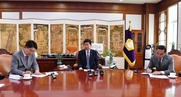 권성동 국민의힘 당대표 직무대행 겸 원내대표와 박홍근 더불어민주당 원내대표가 22일 서울 여의도 국회 의장실에서 김진표 국회의장 주재로 열린 여야 원내대표 회동에서 합의문에 사인하고 있다.2022.07.22 / 사진=[공동취재사진]