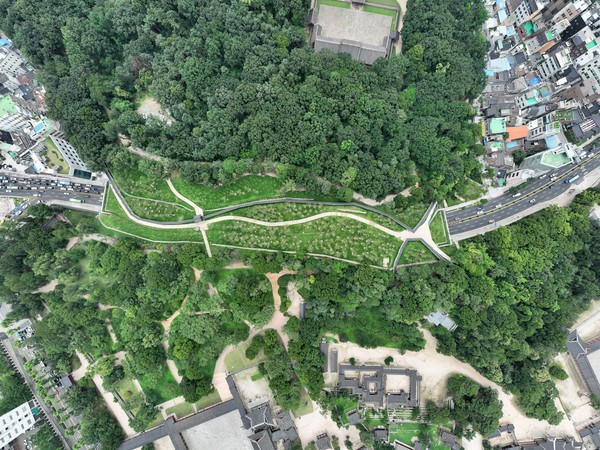 서울시가 일제가 갈라놓은 창경궁과 종묘를 90년 만에 다시 연결하는 '창경궁-종묘 연결 역사복원사업'을 완료했다고 20일 밝혔다. 창경궁과 종묘를 단절시켰던 율곡로를 지하화하고 그 위에 축구장보다 넓은 녹지(약 8000㎡)를 만들어 끊어졌던 녹지축을 이었다. 사진은 하늘에서 바라본 '창경궁-종묘 연결 역사복원사업' 2022.07.20 / 사진=[서울시 제공]