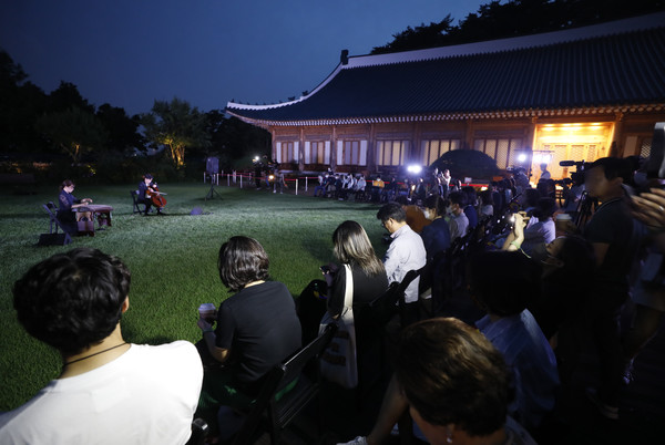 19일 청와대 일원에서 열린 '청와대 한여름 밤의 산책' 프레스 투어에서 참가자들이 퓨전국악을 관람하고 있다. 본행사는 20일부터 내달 1일까지 열린다. 2022.07.19 / 사진=[뉴시스]