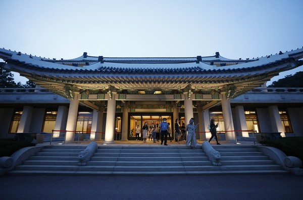 19일 청와대 일원에서 열린 '청와대 한여름 밤의 산책' 프레스 투어에서 참가자들이 심용환 역사학자의 특별해설을 들으며 경내를 관람하고 있다. 본행사는 20일부터 내달 1일까지 열린다. 2022.07.19.