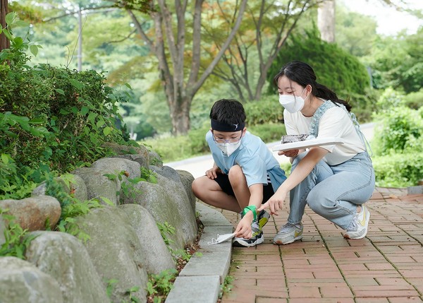 풀무원재단과 서울어린이대공원의 보물줍깅 캠페인에 참여한 어린이들이 길가에 버려진 쓰레기를 줍고 있다 (사진 = 풀무원재단 제공)