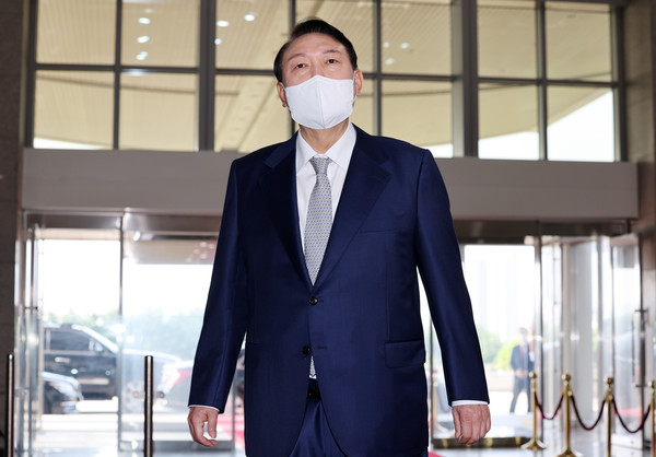 윤석열 대통령이 26일 서울 용산 대통령실 청사로 출근하며 취재진 질문에 답변하고 있다.2022.07.26 / 사진=[대통령실통신사진기자단]