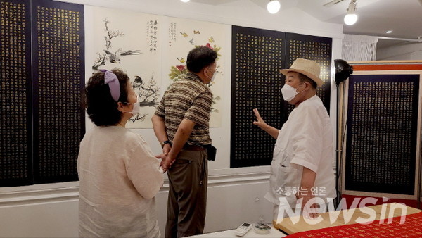 볍화경 작품을 소개하고 있는 한정희 선생(사진=졍경호 기자)