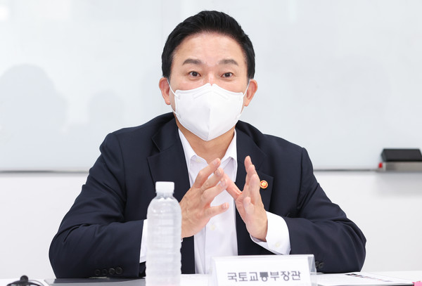 원희룡 국토교통부 장관이 27일 택시·플랫폼 업계 간담회를 개최해 심야 택시 공급 확대를 위한 구체적 방안을 논의하고 있다.2022.07.27 / 사진=[국토교통부 제공]