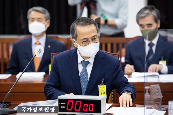김규현 국가정보원장이 2일 서울 여의도 국회에서 열린 정보위원회 전체회의에 출석해 회의를 준비하고 있다.2022.08.02 / 사진=[공동취재사진]