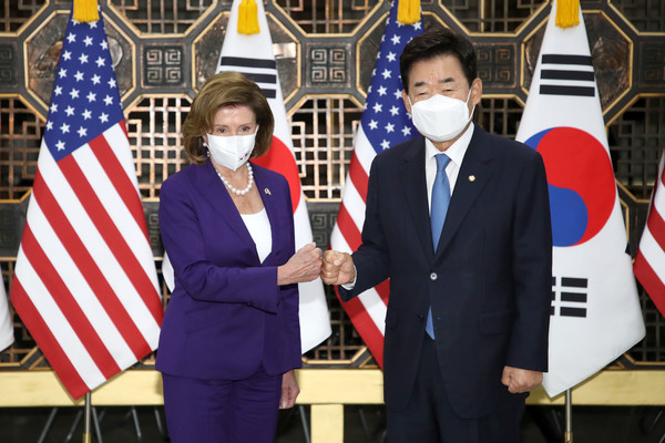 낸시 펠로시 미국 연방하원의장이 4일 서울 여의도 국회에서 김진표 국회의장과 만나 기념촬영을 하고 있다. 2022.08.04 / 사진=[뉴시스]