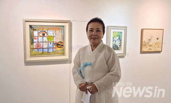 김하리 작가 한복 패션으로 작품 앞에서...(사진=정경호 기자)